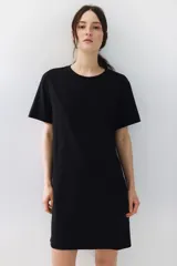 Vestido remerón corto en punto de algodón, color negro. Modelo con cuello redondo, hombros apenas caídos y bajo recto.