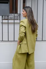 Conjunto de blazer, chaleco y pantalón color verde pistacho. El blazer es de corte clásico con solapas y cierre de dos botones. El chaleco es entallado con cierre de botones. El pantalón es de corte palazzo.