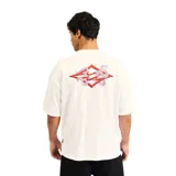 Remera blanca de algodón con estampado pequeño en el pecho de un logo con forma de rombo que contiene una ola estilizada y el nombre de la marca.