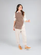 Zapatillas urbanas Hush Puppies modelo Merano, color tostado con detalles en tejido trenzado y suela blanca.