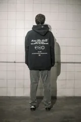 Buzo hoodie negro de algodón con bolsillo tipo canguro y estampado en el pecho y en la manga.