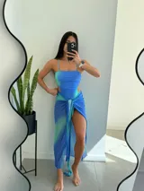 Entero de baño con estampado degradado en tonos celeste y verde agua.