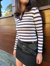 Minifalda negra de corte ajustado.