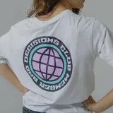 Remera blanca de algodón con estampa circular en la espalda con un globo terráqueo en color lila y texto "Bad Decisions Club Member" en negro y celeste.