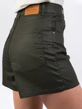 Short verde de tiro alto con acabado engomado.