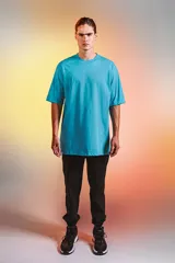 Remera turquesa de corte extra oversize con hombros caídos, cuello redondo y doble costura.