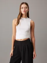 Remera sin mangas blanca de punto suave con logo de Calvin Klein bordado en el cuello.
