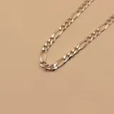 Cadena de plata 925 con eslabones tipo fígaro.