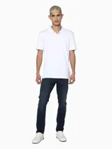 Chomba blanca de algodón con mangas cortas, tapeta de dos botones y logo tonal de Calvin Klein.