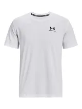 Remera celeste de hombre, marca Under Armour, de corte clásico, manga corta y cuello redondo. Presenta el logo de la marca estampado en el pecho.