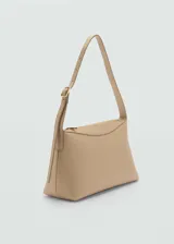 Bolso tipo baguette color beige, con correa de hombro ajustable y cierre superior con cremallera.