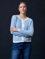 Cárdigan de punto tweed color beige, marca Ninety, con escote redondo, cierre frontal con botones metálicos dorados y bolsillos simulados.
