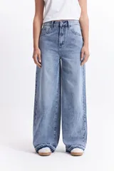 Pantalón jean celeste de tiro alto y corte wide leg.