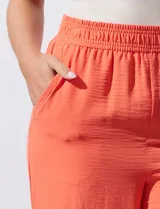 Pantalón negro de pierna ancha, marca Ninety. Con pretina ancha y elastizada.