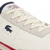 Championes urbanos Lacoste Aura 225 7 SMA, color blanco con detalles en azul y rojo, y suela color caramelo.