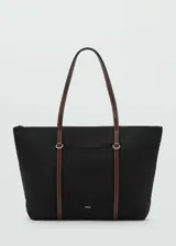 Bolso shopper negro con forro interior, tejido de nylon y tiras de color marrón en contraste. Tiene doble asa corta, asa de hombro, bolsillo exterior y cierre de cremallera.