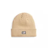 Gorro de lana color beige con logo de Puma en etiqueta rectangular gris en el frente.