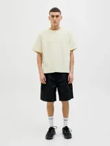 Remera color crema de manga corta y cuello redondo con estampa en la espalda con la palabra "MALIBU".