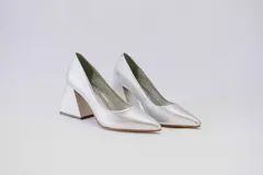 Zapato de tacón plateado de cuero liso, con punta fina y tacón cuadrado forrado en cuero de 8 cm.