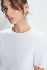 Remera negra de algodón, corte clásico y mangas cortas.