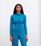 Remera color crudo de algodón con cuello alto y mangas largas.