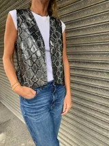 Chaleco negro con estampado animal print de serpiente en tonos grises y plateados.