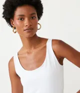 Musculosa azul marino de poliamida con escote en U y breteles anchos.