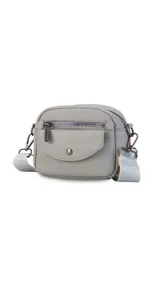 Bandolera gris con bolsillo frontal con cierre y bolsillo pequeño con tapa y broche magnético. Apertura superior con cierre, bolsillos internos y correa larga regulable y desmontable.