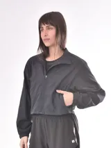 Campera corta deportiva color negro, con cuello alto, cierre frontal y mangas largas.