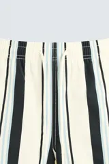 Bañador de hombre confeccionado en tejido técnico, color blanco con rayas verticales negras y celestes. Cuenta con cintura elástica ajustable con cordón, bolsillos laterales, bolsillo trasero y forro interior.