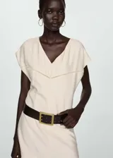 Vestido corto color crema, con cuello en V, mangas cortas y detalle de bordado en el pecho.