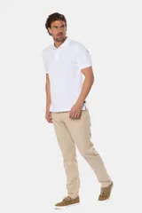 Pantalón de lino color beige, de corte recto y cintura elastizada.