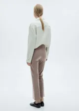 Pantalón de vestir color beige, de corte recto y largo a la altura del tobillo.