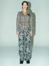 Pantalón largo de algodón grueso con estampado floral en tonos grises y negros. Diseño tipo jean con bolsillos delanteros y traseros, calce cómodo y tiro medio-alto.