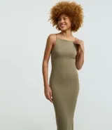 Vestido midi color verde oliva, de breteles finos y escote recto.