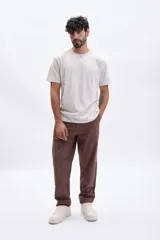 Pantalón de vestir color marrón, de corte recto y holgado, con cintura elastizada.