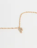 Cadena corta dorada con dije de la letra A cubierto de strass.