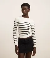 Blusa de viscosa color blanco con rayas horizontales negras, cuello redondo y mangas largas.