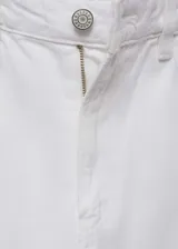 Pantalón de jean blanco, de corte recto, con cierre de cremallera y botón, tiro medio, bolsillos delanteros y traseros.