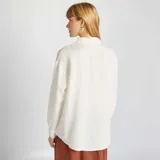 Camisa blanca de lino con mangas largas y bolsillo en el pecho.