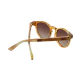 Lentes de sol Indie modelo Pacific, con armazón carey en tonos amarillo y marrón, y lentes marrones degradé polarizadas.