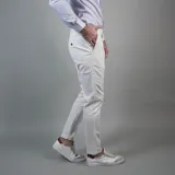 Pantalón de gabardina color beige, corte slim fit.