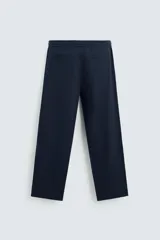Pantalón azul marino de corte recto, con cintura elástica ajustable con cordón, bolsillos laterales y traseros.