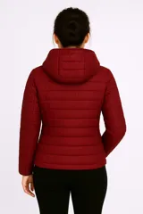 Campera gris de nylon con capucha, cierre frontal y bolsillos laterales.
