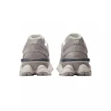 Championes New Balance 9060, color gris claro con detalles en blanco y gris oscuro. Presentan una combinación de materiales como gamuza y malla, con la característica N en los laterales y una suela robusta y texturizada.