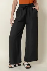 Pantalón ancho de viscosa y poliéster, con cintura elastizada, cordón para ajustar y bolsillos laterales.