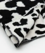 Bufanda rectangular de punto fino con estampado de leopardo en blanco y negro.