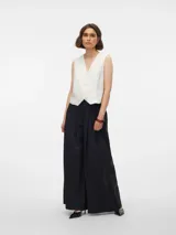 Pantalón negro de pierna ancha con cierre de gancho y cremallera, bolsillos laterales y detalle plisado.