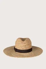 Sombrero de paja color natural con cinta negra alrededor de la copa.