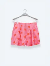 Short negro con estampado de aves blancas, cintura elastizada, pliegues al frente y bolsillos laterales.